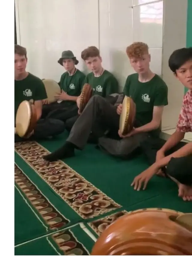 Momen Sekelompok Remaja Bule Belajar Memainkan Alat Musik Rebana, Antusias