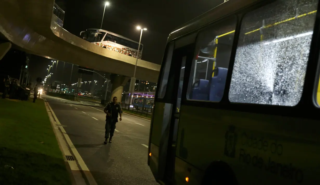 Kondisi bus para jurnalis di Olimpiade Rio 2016 yang ditembak orang tak dikenal ketika dalam perjalanan menuju pusat media centre di Barra da Tijuca, Selasa (9/8). Serangan itu mengakibatkan dua kaca jendela bus pecah. (REUTERS/Shannon Stapleton)