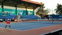 Ganda putri Indonesia menghadapi Pakistan pada tenis Asian Games 2018. (Liputan6.com/Nefri Inge)
