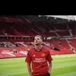 Mason Mount kali pertama berada di Old Trafford sebagai pemain Manchester United (MU) hari Rabu (05/07/2023). (Twitter/MU)
