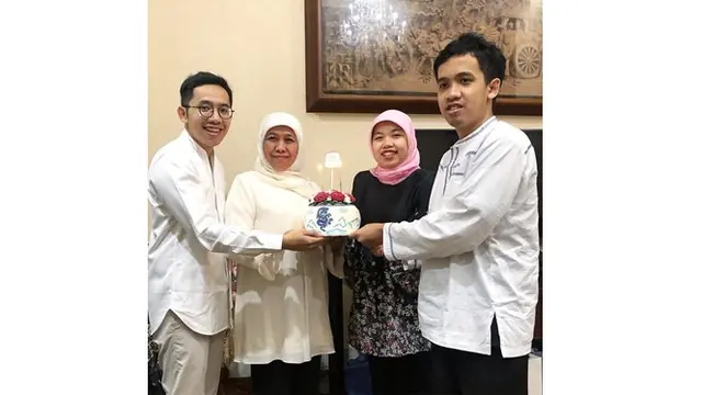 Khofifah Indar Parawansa merayakan ulang tahun bersama anak-anaknya