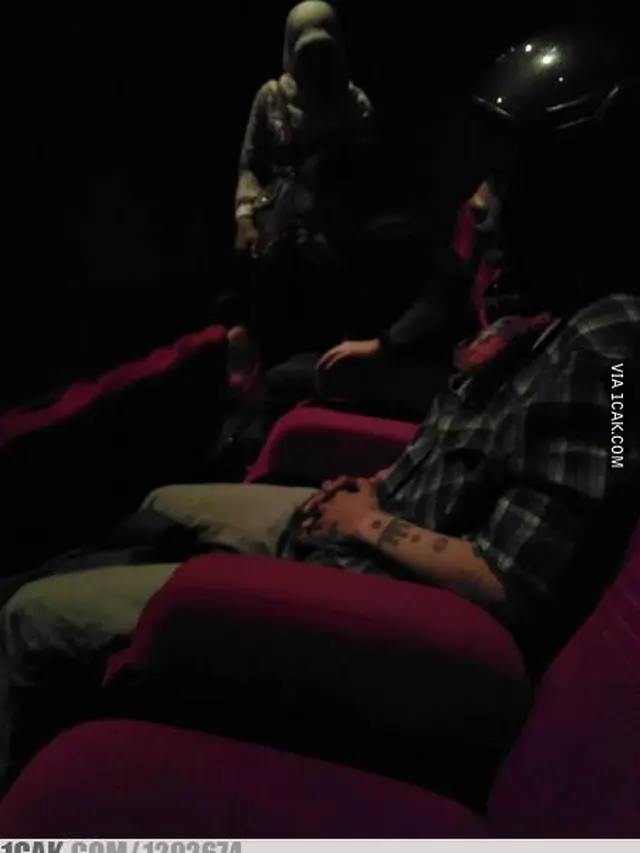 6 Kelakuan Orang saat di Bioskop Ini Banyak Tingkah, Curi Perhatian