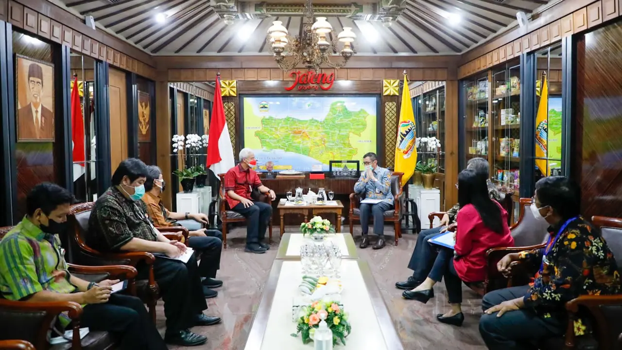 Ganjar Pranowo bersama Bank Indonesia (BI) dan Institut Pertanian Bogor (IPB) mendorong kebangkitan komoditas bawang putih di Kabupaten Tegal lewat Learning Centre.