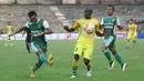 Perebutan bola antara pemain Gresik United dengan pemain PS TNI pada lanjutan Torabika Soccer Championship (TSC) 2016 presented by IM3 Ooredoo di Stadion Tri Dharma, Gresik, Minggu (22/5/2016). (Bola.com/Fahrizal Arnas)