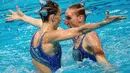 Perenang indah Rusia, Natalia Ishchenko dan Svetlana Romashina beraksi dalam nomor final duet free Kejuaraan Dunia Akuatik 2015 di Kazan, Rusia. (30/7/2015). (Reuters/Michael Dalder)