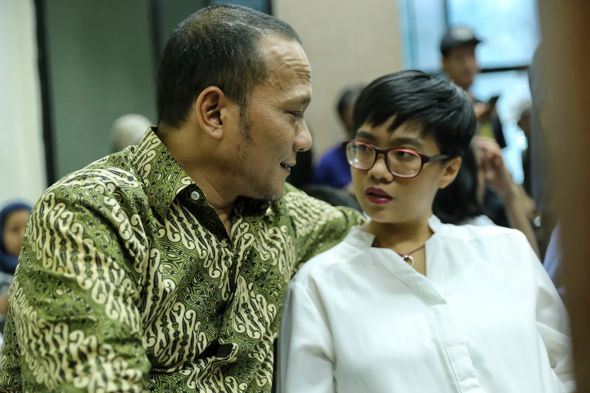 Saat sidang putusan kasusnya, Iwa K didampingi istri tercinta; Wikan. (Adrian Putra/bintang.com)