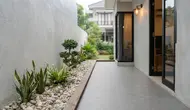 7 Teras Rumah 1,5 Meter dengan Taman Kering di Sepanjang Dinding untuk Hunian Mungil yang Estetik