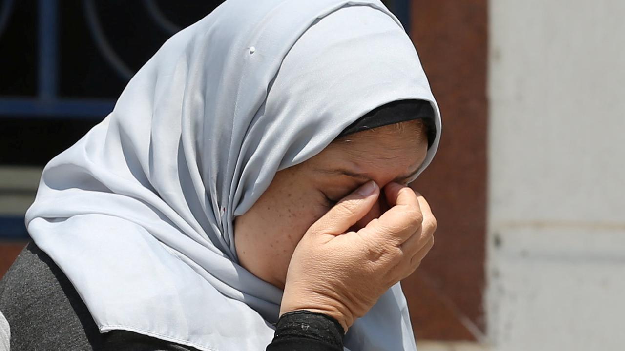 20160519-Kesedihan Selimuti Keluarga Penumpang Pesawat EgyptAir yang Hilang-Kairo