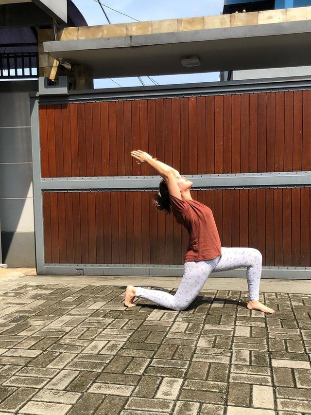 Tetap Kece, Ini 6 Potret Ayu Ting Ting Saat Berjemur di Rumah