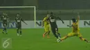 Penyerang PBFC, Brima Pepito Sanusie (kedua kanan) mencoba melewati hadangan pemain Sriwijaya FC di turnamen Piala Bhayangkara di Stadion Si Jalak Harupat, Bandung, Jumat (18/3/2016). Sriwijaya unggul 3-1 atas PBFC. (Liputan6.com/Helmi Fithriansyah)