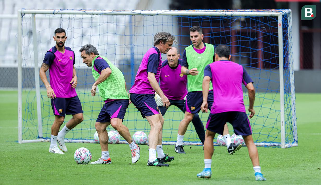 Sergi Barjuan (kedua kiri) dan sejumlah pemain legenda Barcelona melakukan latihan jelang laga Clash of Legends melawan DRX World Legends di Stadion Utama Gelora Bung Karno (SUGBK), Senayan, Jakarta, Jumat (17/04/2026) sore WIB. (Bola.com/Bagaskara Lazuardi)
