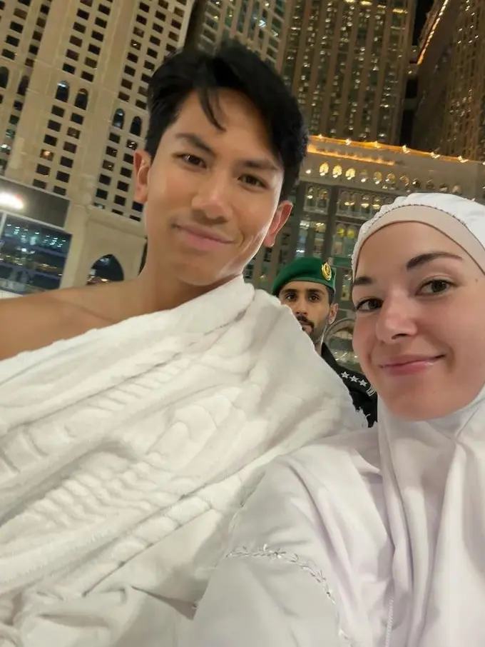 Anisha Rosnah dan Pangeran Mateen saat Umrah di bulan Ramadan