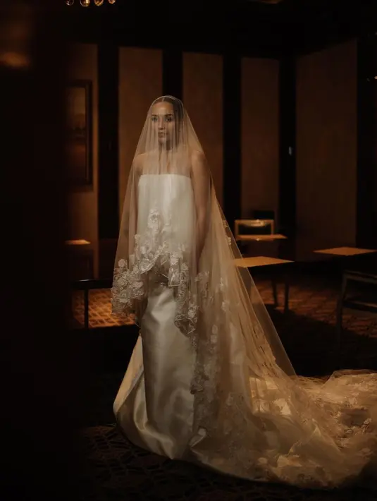 Angel Pieters kenakan strapless silk gown rancangan Monica Ivena di hari bahagianya. [Instagram/angelpieters]