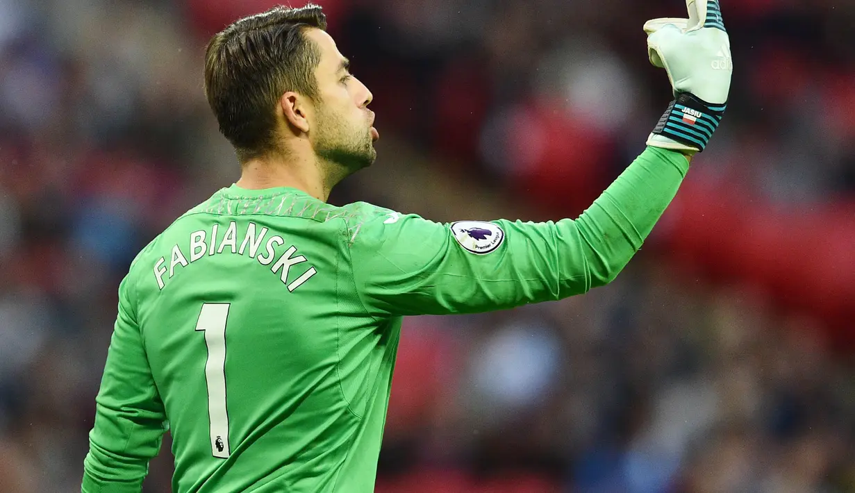5. Lukasz Fabianski (Swansea City) - Pria asal Polandia ini merupakan pertahanan yang kokoh di mistar gawang Swansea City. Dia selalu tampil displin dan sudah mencatatkan rekor dengan 100 penyelamatan musim ini. (AFP/Glyn Kirk)