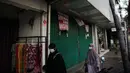 Suasana pertokoan yang dijual hingga disewakan akibat dampak pandemi Covid-19 di Kawasan Pasar Baru, Jakarta, Sabtu (14/8/2021). Pemerintah resmi menanggung Pajak Pertambahan Nilai (PPN) 10 persen atas sewa toko atau gerai para pedagang eceran (sewa toko bebas PPN).  (Liputan6.com/Faizal Fanani)