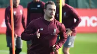 Gelandang Liverpool, Xherdan Shaqiri, saat sesi latihan jelang laga Liga Champions di Melwood, Liverpool, Senin (8/4). Liverpool akan berhadapna dengan Porto. (AFP/Paul Ellis)