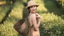 Senyum manis Davika Hoorne saat berkebun ini berhasil bikin penggemarnya terkesima. Topi yang ia gunakan juga semakin membuat Davika Hoorne terlihat sempurna saja. Tak heran, pesona Davika Hoorne berkebun ini banjir olike dan komentar dari netizen. (Liputan6.com/IG/@davikah)