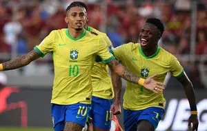 Pemain depan Brasil #10, Raphinha, merayakan gol bersama rekan setimnya #07, Vinicius Jr (kanan), dan pemain bertahan #14, Gabriel Magalhaes (belakang), selama pertandingan kualifikasi Piala Dunia FIFA 2026 di Amerika Selatan antara Venezuela dan Brasil di Stadion Monumental di Maturin, Negara Bagian Monagas, Venezuela, pada tanggal 14 November 2024. (Federico Parra/AFP)