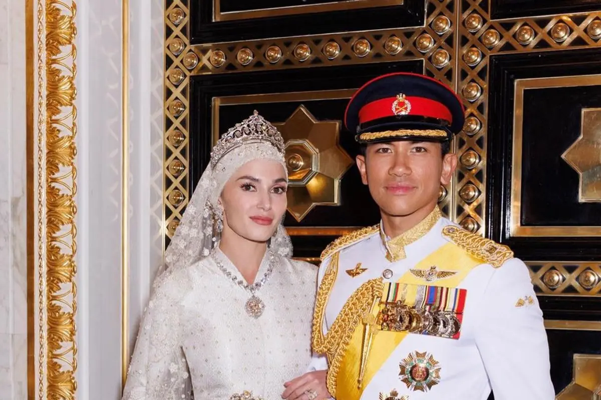 Tiara yang dikenakan Anisha Rosnah