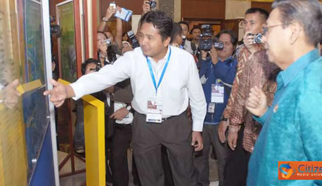 Citizen6, Jakarta: Wapres RI, Boediono beserta Menko Perekonomian, Hatta Rajasa sedang mendapat penjelasan dari Manajer Senior Komunikasi Korporat PLN, Bambang Dwiyanto, tentang program unggulan PLN 2011, di JCC Senayan, Jakarta, Selasa (12/4). (Agus)