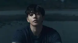 Pesona Nam Joo Hyuk masih sangat kuat meski memakai setelan berwarna gelap dengan rambut yang berantakan. Sebelum dirinya melakukan wajib militer, pemeran drama korea Start-Up ini akan menyelesaikan syuting serial Vigilante pada pertengahan November. (Instagram/@skawngur)