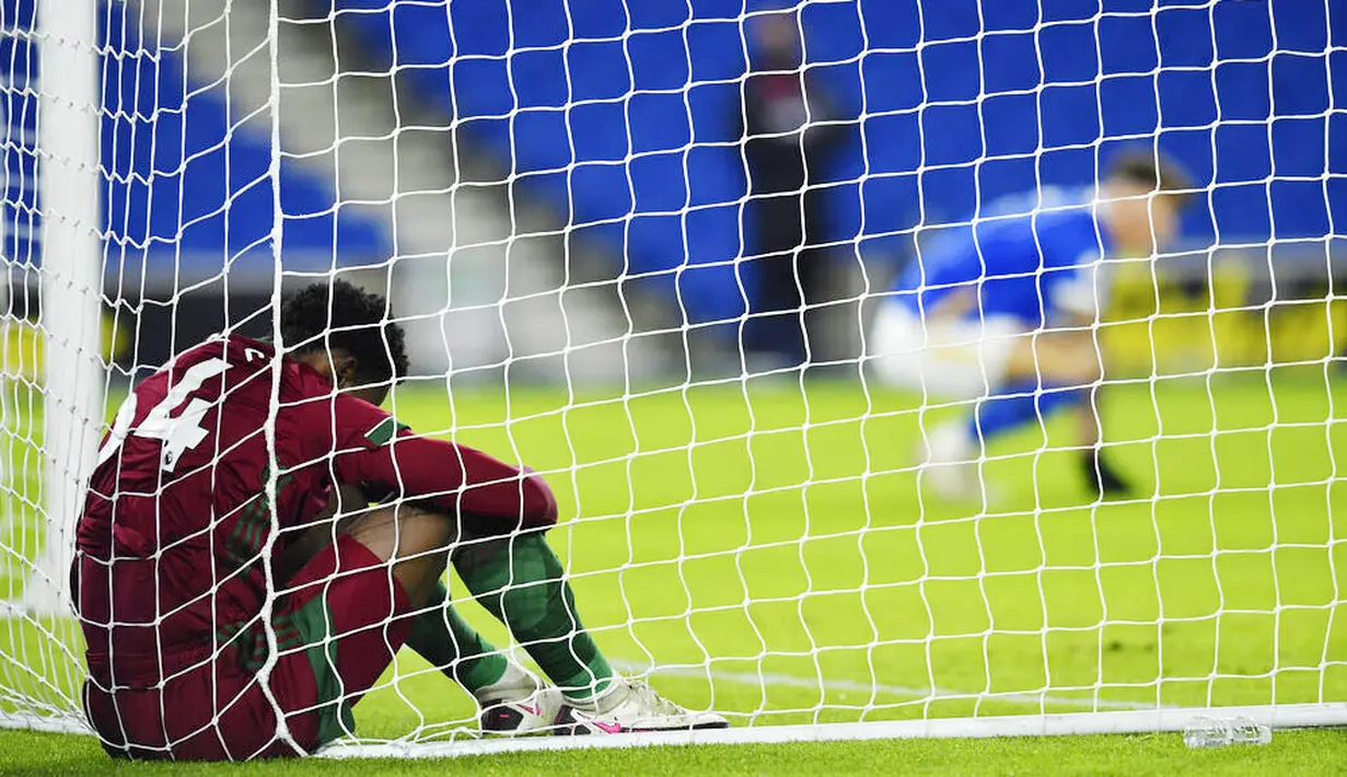 Pemain Wolverhampton Wanderers, Owen Otasowie, terduduk lesu di gawang usai ditahan imbang Brighton and Hove Albion pada laga Liga Inggris di Stadion Amex, Sabtu (2/1/2021). Kedua tim bermain imbang 3-3. (Glyn Kirk/Pool via AP)