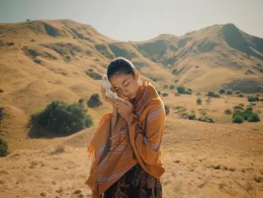 Putri Marino dikenal sebagai aktris setelah debut di dunia seni peran lewat film Posesif pada 2017. Wanita berparas cantik ini juga dikenal memeiliki selera fashion yang kekinian. (Liputan6.com/IG/@putrimarino)