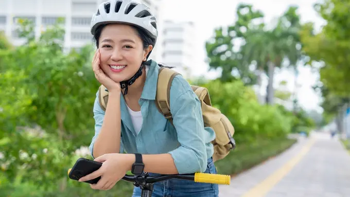 olahraga sepeda santai mandiri tersenyum cantik