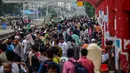 Orang-orang menunggu kereta api datang di stasiun Tongi saat mereka dalam perjalanan pulang menjelang Idul Adha, di Tongi di pinggiran Dhaka, Bangladesh, Jumat (14/6/2024). (MUNIR UZ ZAMAN / AFP)
