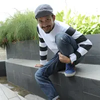 "Disuruh gendut. Padahal abis film 'Gila Lu Ndro' sengaja nurunin soalnya kalau gendut sesek nggak enak. Tapi ini perutnya dibiarin," tutur Tora di kantor Rapi Films, kawasan Cikini, Jakarta Pusat, Jumat (8/12/2017).  (Galih W Satria/ dok. Bintang.com)