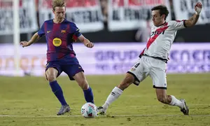 Frenkie de Jong (Barcelona) dan Pedro Diaz (Rayo) berduel merebut bola dalam laga La Liga Spanyol di Vallecas stadium, Madrid, 31 Agustus 2025. (AP Photo/Manu Fernandez)