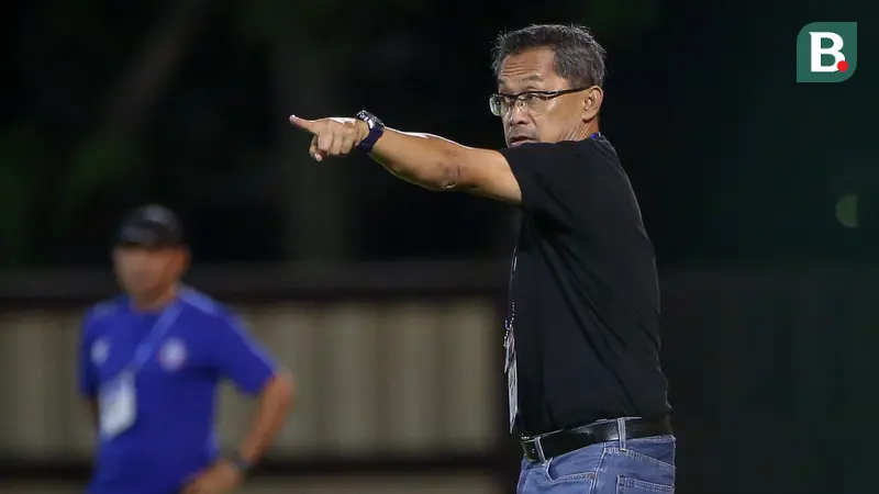 Foto: Gagalkan Penalti di Penghujung Laga, Ernando Ari Pastikan Persebaya Bungkam Arema FC di BRI Liga 1