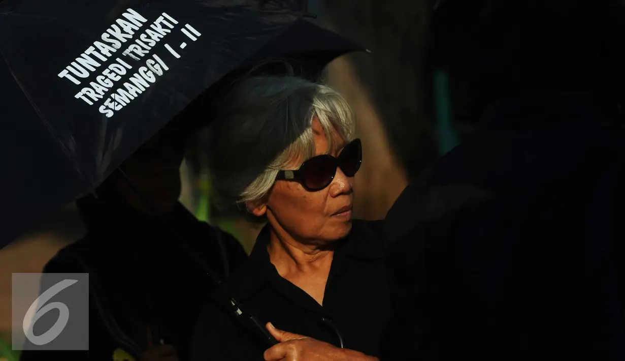 Aktvis saat melakukan aksi Kamisan ke-436 di Jakarta, Kamis (24/3). Aksi sekaligus memperingati Hari Internasional untuk Hak atas Kebenaran Terkait Pelanggaran HAM Berat dan Martabat Korban yang jatuh pada 24 Maret. (Liputan6.com/Immanuel Antonius)