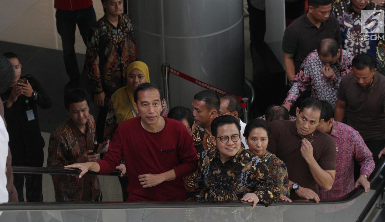 Presiden Jokowi didampingi sejumlah menteri dan Ketum PKB, Muhaimin Iskandar meninjau Bandara Soekarno-Hatta (Soetta) (2/1). Usai meresmikan, Jokowi dan rombongan naik kereta bandara untuk menempuh perjalanan ke Stasiun Sudirman Baru. (Liputan6.com/Pool)
