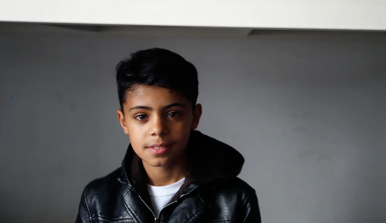 Farhad Nouri (10) duduk di kamarnya di dekat Belgrade, Serbia, 13 Maret 2017. Farhad Nouri bersama keluarganya terjebak di negara Balkan selama berbulan-bulan tidak dapat menyeberangi perbatasan yang dijaga ketat oleh Uni Eropa. (AP/Darko Vojinovic)