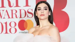 Penampilan penyanyi cantik Dua Lipa saat berpose untuk fotografer di karpet merah acara Brit Awards 2018 di O2 Arena, London, Rabu (21/2). Dalam Brit Awards 2018, Pelantun `New Rules` itu memborong dua penghargaan. (Vianney Le Caer/Invision/AP)