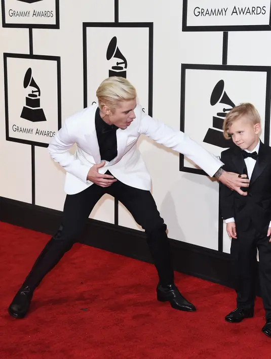 Justin Bieber terlihat menggoda adiknya, Jaxon, saat berpose di karpet merah Grammy Awards 2016 di Staples Center, Los Angeles, Senin (15/2). Jaxon tampak malu-malu dan memasang muka cemberut yang menggemaskan. (Jason Merritt/Getty Images for NARAS/AFP)