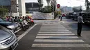 Petugas Dishub mengatur lalu lintas saat pemberlakuan perluasan sistem ganjil genap di kawasan Jalan Fatmawati Raya, Jakarta, Senin (9/9/2019). Per hari ini, pelanggar sistem ganjil genap ditindak sesuai UU Nomor 22 Tahun 2009 tentang LLAJ. (Liputan6.com/Faizal Fanani)