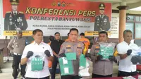 Kapolresta Banyuwangi Kombespol Rama Samtama Putra  tunjukan Barang bukti 1 Kilogram Narkoba (Hermawan Arifianto/Liputan6.com)