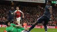 Gelandang Manchester United, Paul Pogba, berusaha melewati kiper Arsenal, Petr Cech, pada laga Piala FA di Stadion Emirates, London, Jumat (25/1). Arsenal kalah 1-3 dari MU. (AFP/Daniel Leal-Olivas)