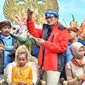 Menteri Pariwisata dan Ekonomi Kreatif (Menparekraf) Sandiaga Uno mendatangi Desa Wisata Sembungan, di Kabupaten Wonosobo, Jawa Tengah, Minggu (3/7/2022). Sandiaga membantu Hartono penjual warung kopi tertua di sekitar Telaga Cebong Sikunir. (Istimewa)