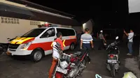 Jenazah terduga teroris Poso dibawa ambulans. (Liputan6.com/Dio Pratama)
