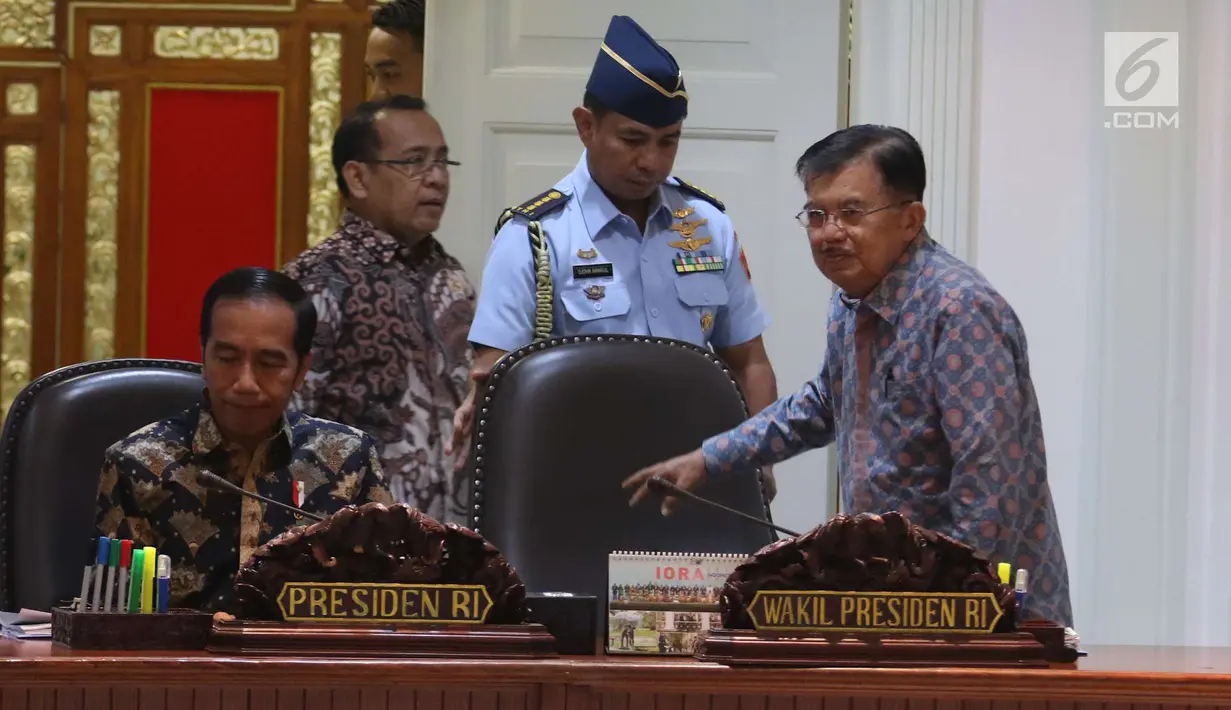 Presiden Joko Widodo didampingi Wapres Jusuf Kalla berisap memimpin rapat terbatas persiapan Asian Games 2018, Jakarta, Senin (28/5). Rapat tersebut untuk memastikan persiapan pesta olahraga terbesar di Asia berlangsung lancar. (Liputan6.com/Angga Yuniar)