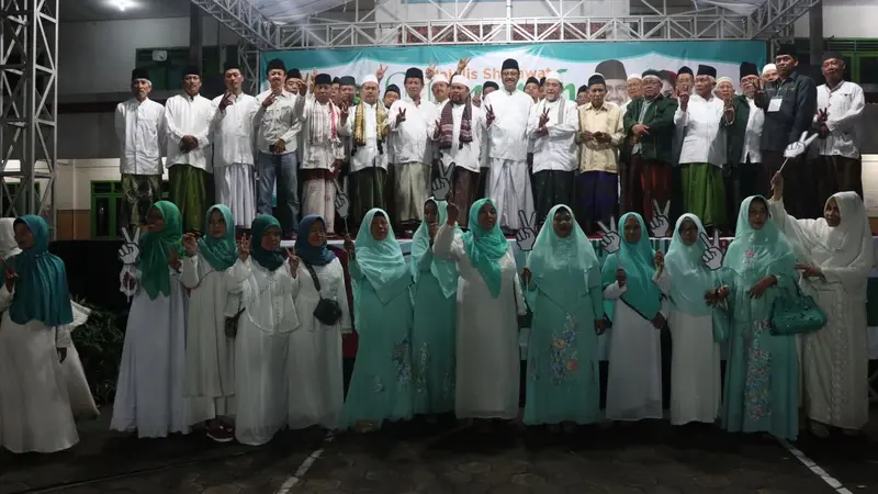 Sejumlah kiai dan pengasuh pondok pesantren se-Kabupaten Gresik mendeklarasikan dukungan kepada Gus Ipul-Puti. (Liputan6.com/Dian Kurniawan)