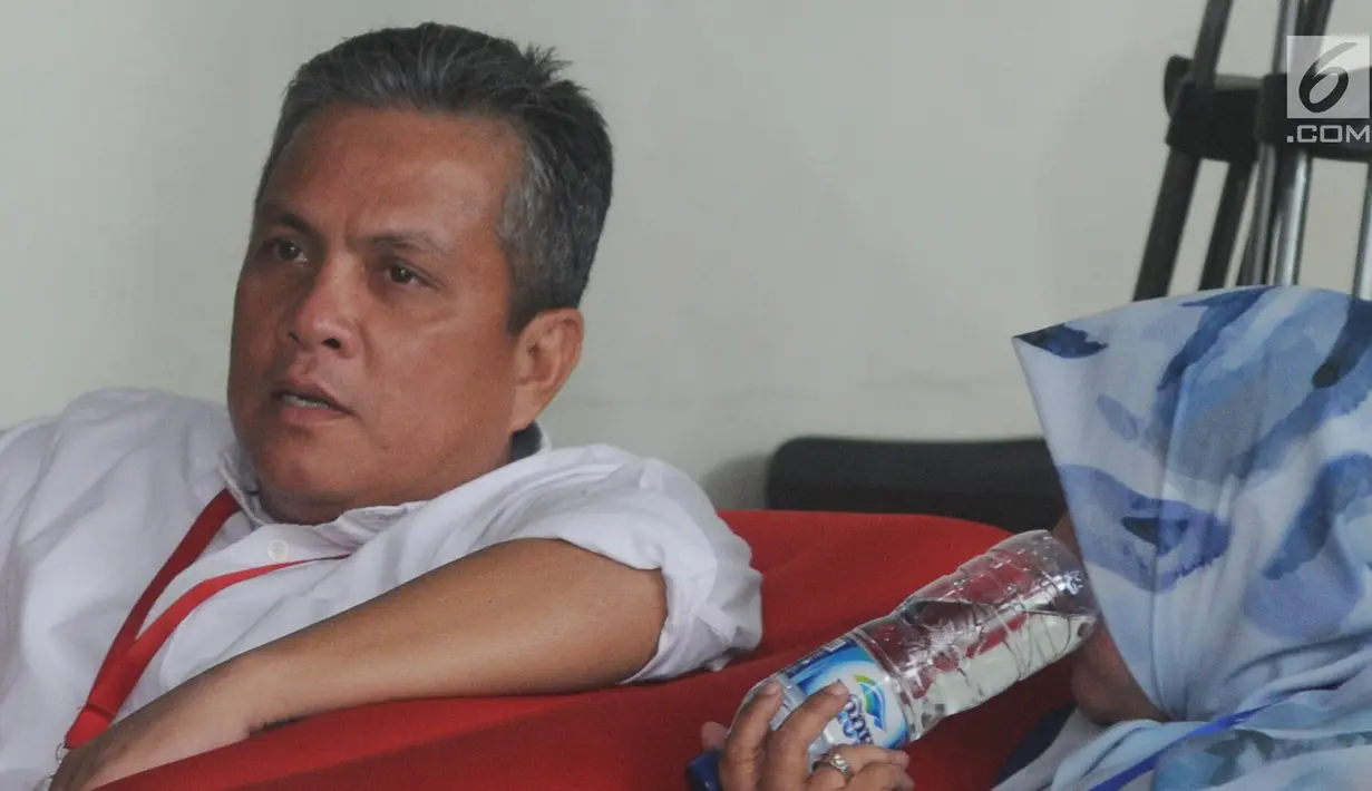 Ketua DPRD Kabupaten Labuhanbatu, Dahlan Bukhari berada di ruang tunggu untuk menjalani pemeriksaan di Gedung KPK, Jakarta, Rabu (21/11). Dahlan Bukhari diperiksa sebagai saksi untuk tersangka Swasta Thamrin Ritonga. (Merdeka.com/Dwi Narwoko)