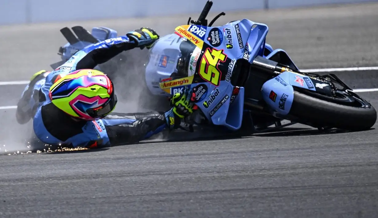 Pembalap Gresini Racing MotoGP asal Spanyol, Fermin Aldeguer, tergelincir keluar lintasan setelah mengalami kecelakaan saat sesi latihan bebas menjelang Grand Prix MotoGP Indonesia di Sirkuit Internasional Mandalika, Mandalika, Jumat (9/10/2026). (SONNY TUMBELAKA/AFP)