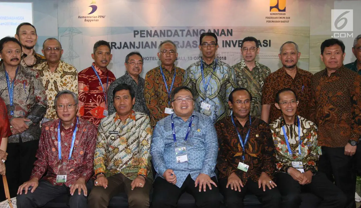 Menteri PPN/Kepala Bappenas Bambang Brodjonegoro (tengah) foto bersama usai penandatanganan kerja sama investasi di Bali, Sabtu (13/10). Menurut Bambang, pembiayaan alternatif non-APBN adalah hal yang sangat elementer. (Liputan6.com/Angga Yuniar)