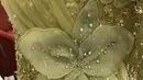 Salah satu detail yang mencuri perhatian pada kebaya Lesti ialah aksen bunga Cattleya yang berada di bagian pinggang. Membuat kebaya ini semakin indah. Instagram @renzilazuardi.