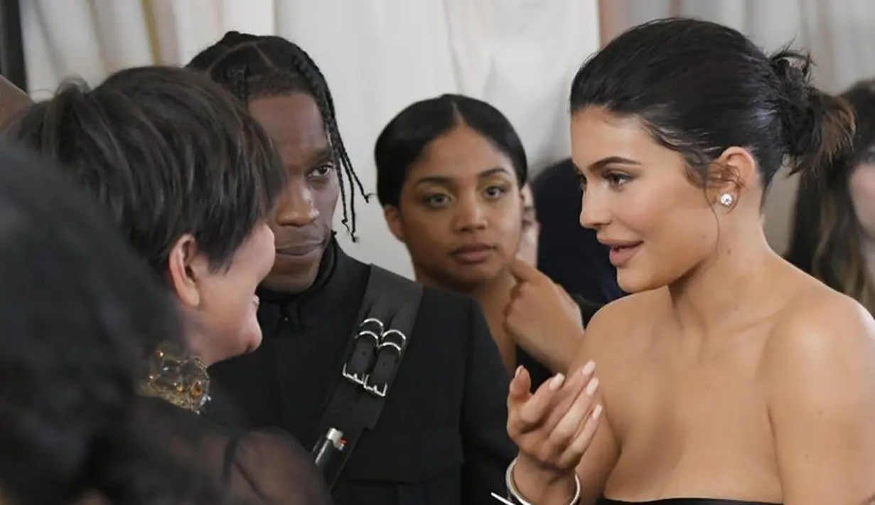 Para penggemar pun salah fokus dengan plester tersebut dan mempertanyakannya di Twitter. (POPSUGAR Australia)