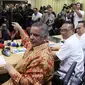 Dirut PLN Sofyan Basir (kiri) memberi keterangan pers setelah rumahnya digeledah oleh KPK, Jakarta, Senin (16/7). Sofyan mengaku dirinya sebagai warga negara yang patuh dan taat hukum. (Liputan6.com/Arya Manggala)